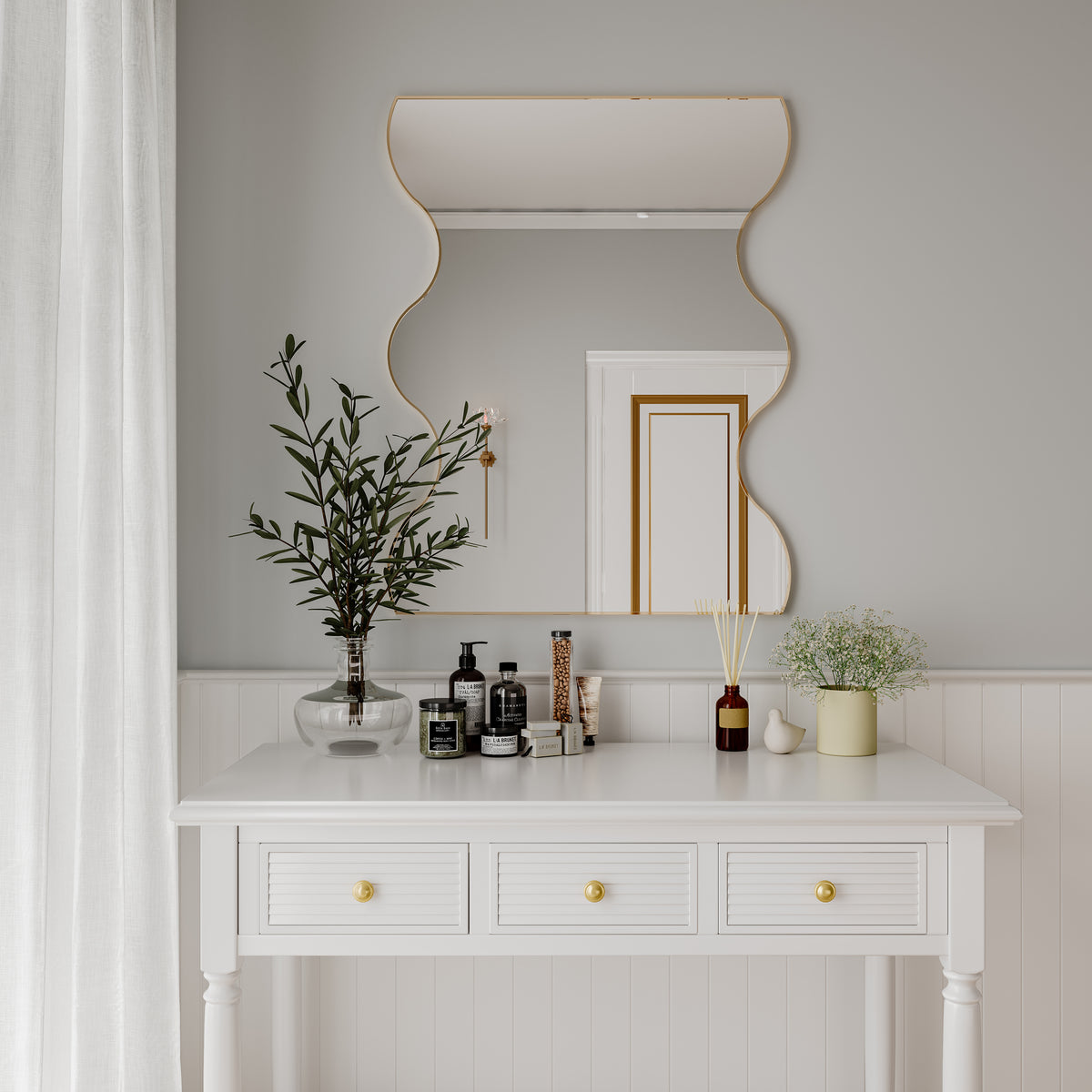 Wavy-edged wall mirror with gold metal frame and clear glass